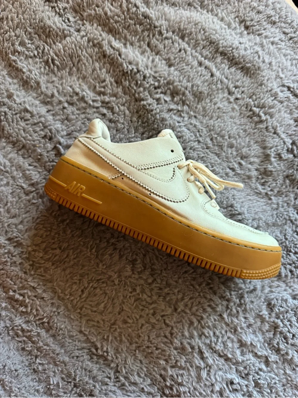NIKE Women’s Air Force 1 Sage Low LX Platform Sneakers Size 9